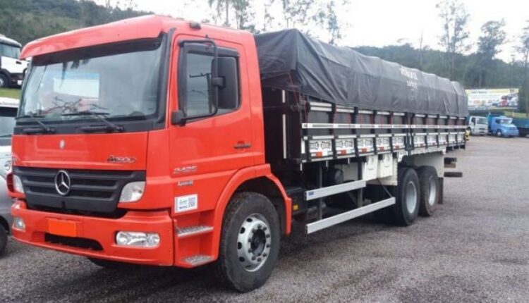 O caminhão carregado com uma carga de fumo era conduzido pelo motorista Rogério Retzlaff e dois passageiros que viajavam juntos para entregar a carga na Empresa China Brasil Tabacos, na cidade de Venâncio Aires. (